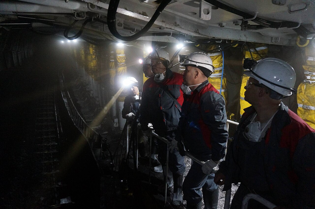 Underground mining tunnel and equipment